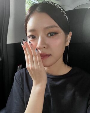 Go A-sung Instagram - 컴백이 아냐 데뷔한적 없으니까~
#이두나! #D-1 #특별출연 #아이돌고아성