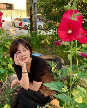 Go Eun-ah Instagram - 내 탄생화가 무궁화 
이건 접시꽃인거에요..?...
접시꽃도 무궁화과라던데 헿
뭐... 그냥 다이뽀이뽀🌺 ㅋㅋㅋㅋ