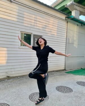 Go Eun-ah Instagram - 내 탄생화가 무궁화 
이건 접시꽃인거에요..?...
접시꽃도 무궁화과라던데 헿
뭐... 그냥 다이뽀이뽀🌺 ㅋㅋㅋㅋ