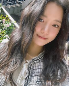 Go Bo-gyeol Instagram - 동생 야외결혼식날 흐렸다가 갑자기 쨍 하구 해가 뜬 Lucky day -️️☀️ 울동생 커플 매일이 오늘처럼 럭키한 하루하루가 되길 축복해 예쁜 헤어메이크업 감사합니다 우리 황금손 샘들☺️🌻 @wedding_bymujin @jennyhousewedding_suhwa