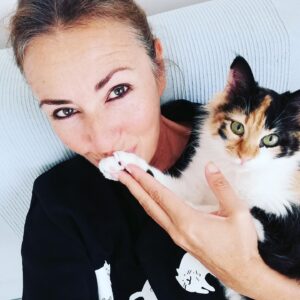 Gökçe Yanardağ Instagram - Beyazlarım biraz daha çoğalırsa epey benzeyeceğiz... 🙈
Bir kedinin daha insanı olmaktan ötürü çok çok mutluyum❤️🧿😻
🐾
🐾
#satınalmasahiplen