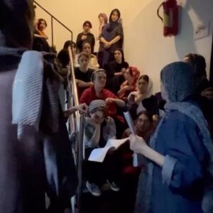 Golab Adine Instagram - گروه سخت كوش و با انگيزه و خستگى ناپذير من بعد از سه ماه تمرين هاى طولانى و فشرده ،آماده ى اجراى به اصطلاح بازبينى(به قول من بينى) هستند براى گرفتن مجوز اجرا
  فردا دوشنبه ٣١مرداد ١٤٠١
(ويدئوى بادگارى از فائزه صدر)
#گروه_تئاتر_مرواريد#تئاتر