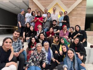 Golab Adine Instagram - اولين عكس گروهى از بازيگران نمايش جديد "گروه تئاتر مرواريد" .( افراد زيادى در اين قاب نيستند) كارى مشكل و پر كار .تمرين ها از خرداد ماه شروع شده و خدا بخواهد تا دو ماه ديگر ادامه خواهد داشت. آماده مى شويم براى روز اجرا در برابر هيئت بازبينى (بينى) مركز هنرهاى نمايشى
#گروه_تئاتر_مرواريد #تئاتر