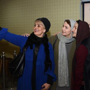 Golab Adine Instagram - "بانوى محبوب من" 
١٧ و ١٨ بهمن ساعت ١٧
٥-اگر مايليد برگ بزنيد:  ادامه ى آلبوم عكس هنرمندان عزيز و گرامى كه به تماشاى ما نشستند