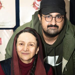 Golab Adine Instagram - اگر مايليد برگ بزنيد:
٨- هنرمندان عزيز و گرامى كه به تماشاى "بانوى محبوب من " نشستند
#بانوى_محبوب_من# امير_غفارمنش#نورا_هاشمى#محمد_رحمانيان#محمد_ابراهيميان#محمد_مهر