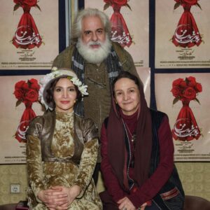 Golab Adine Instagram - اگر مايليد برگ بزنيد:
٨- هنرمندان عزيز و گرامى كه به تماشاى "بانوى محبوب من " نشستند
#بانوى_محبوب_من# امير_غفارمنش#نورا_هاشمى#محمد_رحمانيان#محمد_ابراهيميان#محمد_مهر