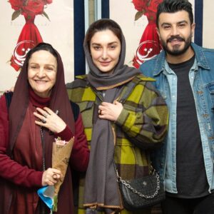 Golab Adine Instagram - اگر مايليد برگ بزنيد:
٨- هنرمندان عزيز و گرامى كه به تماشاى "بانوى محبوب من " نشستند
#بانوى_محبوب_من# امير_غفارمنش#نورا_هاشمى#محمد_رحمانيان#محمد_ابراهيميان#محمد_مهر