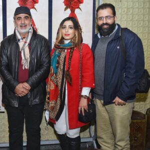 Golab Adine Instagram - اگر مايليد برگ بزنيد:
٨- هنرمندان عزيز و گرامى كه به تماشاى "بانوى محبوب من " نشستند
#بانوى_محبوب_من# امير_غفارمنش#نورا_هاشمى#محمد_رحمانيان#محمد_ابراهيميان#محمد_مهر