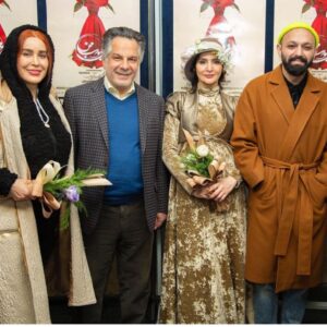Golab Adine Instagram - اگر مايليد برگ بزنيد:
٨- هنرمندان عزيز و گرامى كه به تماشاى "بانوى محبوب من " نشستند
#بانوى_محبوب_من# امير_غفارمنش#نورا_هاشمى#محمد_رحمانيان#محمد_ابراهيميان#محمد_مهر