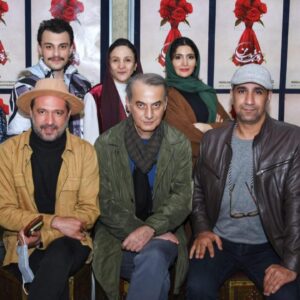 Golab Adine Instagram - اگر مايليد برگ بزنيد:
٨- هنرمندان عزيز و گرامى كه به تماشاى "بانوى محبوب من " نشستند
#بانوى_محبوب_من# امير_غفارمنش#نورا_هاشمى#محمد_رحمانيان#محمد_ابراهيميان#محمد_مهر