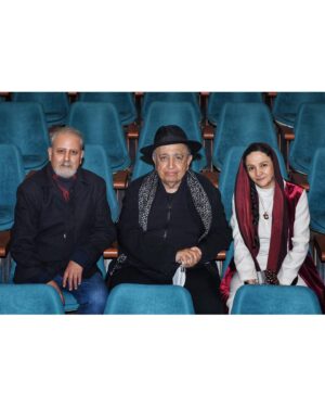 Golab Adine Instagram - نمايش " بانوى محبوب من "
٤-ادامه ى تشكر از حضور هنرمندان گرامى و عزيزى كه به تماشاى ما نشستند
اگر مايليد برگ بزنيد