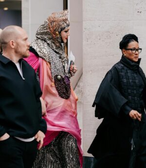 Golda Rosheuvel Instagram - London Gallery Weekend with @bazaaruk 
Nothing beats Art and Good Friends @daniellismore 
@kloss_films 
@roksandailincic @marcellastylist 
Nazanin Zaghari-Ratcliffe ❤️

Hair @dionnesmithhair 
Makeup @joyadenuga 

Photographer : @oliverholms
@bazaaruk
@LondonGalleryWeekend with @xerjoff