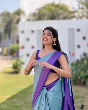 Goldie Nissy Instagram - Fresh flowers and old love 
Outfit: @shilpacouture 
📸: @seshi_kiran 
.
#sareelove #goldienissy