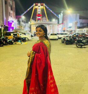 Gomathi Priya Instagram - My first ever Pongal celebration in Chennai My longtime wish to #kapaleeshwarartemple Special love to @shanthinimathivanan We do not remember days, we remember moments. #wellspent #devotional #vibes #moments #memories #blessed #temple #god #pongal #celebration #kapaleeshwarartemple #shivan #amman #shanthini #gomathipriya #priyabalakumaran #priyabalakumaran_gp #gp #nothingbutpriya #mylapore #filtercoffee #kovil #kovilprasadham #traditional #sareelove #red #green #2024 Saree @clothingstorebymithra Bangles @adee_bangles