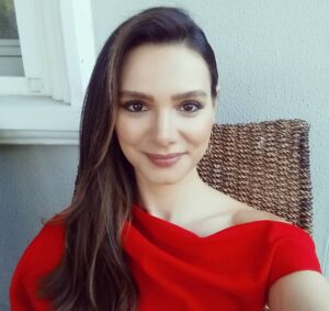 Gonca Sarıyıldız Instagram - Akşam yeni bölüm var @startv 'da buluşalım o zaman. Bu hikaye giderek güzelleşiyor olaylar olaylar 👉 @tatliyalanim #aşkkapıda #BenimTatlıYalanım
