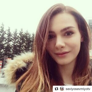Gonca Sarıyıldız Instagram - #Repost @seviyosevmiyotv with @repostapp
・・・
.... ve merhaba İrem merhaba... 🎈🎈🎈#seviyorsevmiyor #mfyapım

İrem'le son günüm bugün. Seviyor Sevmiyor'da emeği geçen herkese ve seyircimize teşekkürler. 😊❤