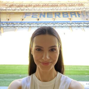 Gonca Sarıyıldız Instagram - Burada olmak çok güzel 💛💙
#FBtv #5Çayı 👉🏻 @selenguldayioglu84