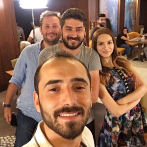 Gonca Sarıyıldız Instagram - Setten bi kare. #SeviyorSevmiyor ekibi olarak otel sahnelerini biz severek çekiyoruz siz de severek seyredin umarım. Pazar ı hevesle beklemece 😊 #set #seviyorsevmiyor #buaradabuekipsüper @cace14 @gatttuso