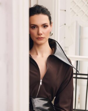 Gonca Sarıyıldız Instagram - Bu özel çekimden birkaç fotoğraf daha paylaşmak istedim 💫

📸: @eneskahraman
Styling: @ireminancu
Make Up: @baharigde
Hair: @cengizakdumann

Teşekkürler @sebnemdemir___  @sebnemdemirtm 🌸