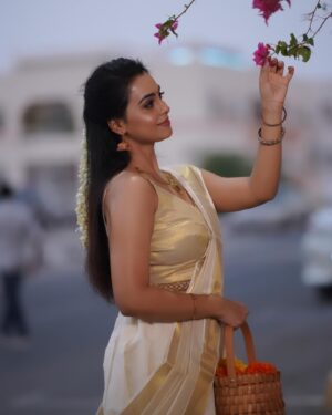 Gopika Udayan Instagram - 🌼

📸: @bamstudiofloor
Costume: @dew_drops_fashion_sharjah
MUA: @asha_artistry_