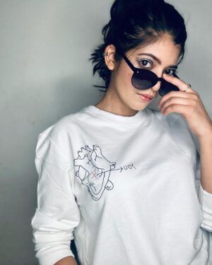 Gouri Agarwal Instagram - ‘You’ who?
I wanna know that too🖤
.
.
A cool sweatshirt by @redesynofficial ✨