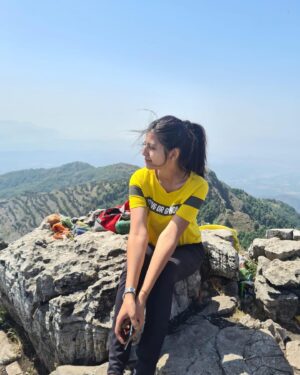 Gouri Agarwal Instagram - There is so much in the air up there🌸
Excitement, tranquillity, aspiration, aim, optimism ✨
.
.
.
.
#georgeeverest #windy #vibe #tranquillity #allsmiles 😊