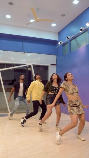 Gouri Agarwal Instagram - Lil trendy things😋😍
.
.
.
Location - @spectrum__world 
With @anil_lamba_official @taamiko_ @ga.uravsingh939 
.
.
#kadhal #kadhalikumpennin #gogulilango #imstrumental #trendy #trendingreels #gangup #fun #style #groove ✨🤩
