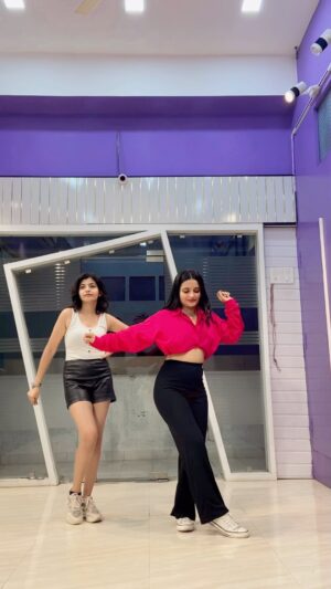 Gouri Agarwal Instagram - Pehli dafaa with @gouriagarwal 🐒🐣🦋 
.
.

.
.
.
.
.
.
.
.
.
.
.
.
.
#thoshika #taamiko #gouriagarwal #ishaahlawat #bollywood #song #dance #cover #video #trending #reels #viral #girl #explore #page #foryou #ınstadaily #instagood #saiyan