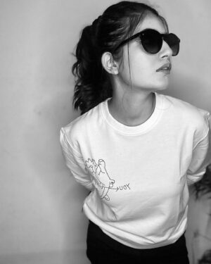 Gouri Agarwal Instagram - ‘You’ who?
I wanna know that too🖤
.
.
A cool sweatshirt by @redesynofficial ✨