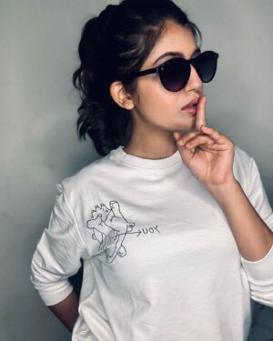 Gouri Agarwal Instagram - ‘You’ who?
I wanna know that too🖤
.
.
A cool sweatshirt by @redesynofficial ✨