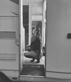 Gözde Duru Instagram - Caravan midnight🖤 

@1perimasalidizi 
@medyapimresmi