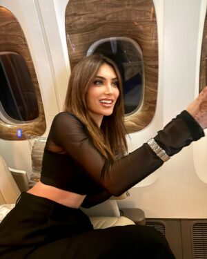 Gözde Gürkan Instagram - Anlatılanlar doğru. Ellerime kına yaktım. Gözlerime sürme çektim. 🇦🇪✈️