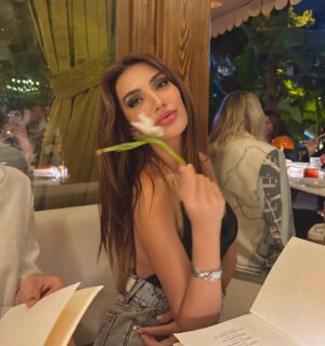 Gözde Gürkan Instagram - Doğdum. 🐣