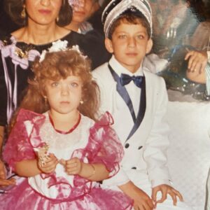Gözde Kocaoğlu Instagram - Abicim, ciğerimin köşesi, büyürken bana şefkati, sevmeyi, ilgilenmeyi, görmeyi öğrettiğin için; daha sonraları da kapsamayı, yaşamayı, gülmeyi unutmamayı herşeyden önce biz varız demeyi ve hissettirmeyi unutturmadığın için sana binlerce teşekkür ederim. 
Daha dün yine “sahnede nasıl da devleşiyo bu adam” dedim seni izlerken. E ben seni izlerken hayran bakan küçük kardeşim hep işte. İlk kucağına aldığın gün gibi. İşte bu benim oyun arkadaşım dediğin an gibi. Sen de karanlıklarda elimi tutan güzel yürekli abim❤️ 
Şimdi bi de Mercan’ın dayişkosu💝
İyi ki varsın, hep ışığınla parla. 
İyi ki doğdun🤲🏼rabbişkoma teşekkürlerimi iletiyorum😍
Seni çok seviyorum canım kardeşim❤️❤️❤️🌹🌹🌹