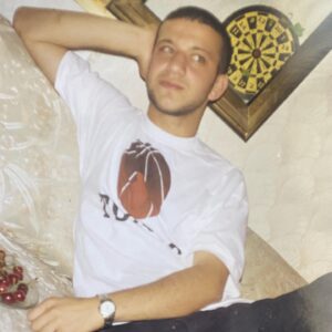 Gözde Kocaoğlu Instagram - Abicim, ciğerimin köşesi, büyürken bana şefkati, sevmeyi, ilgilenmeyi, görmeyi öğrettiğin için; daha sonraları da kapsamayı, yaşamayı, gülmeyi unutmamayı herşeyden önce biz varız demeyi ve hissettirmeyi unutturmadığın için sana binlerce teşekkür ederim. 
Daha dün yine “sahnede nasıl da devleşiyo bu adam” dedim seni izlerken. E ben seni izlerken hayran bakan küçük kardeşim hep işte. İlk kucağına aldığın gün gibi. İşte bu benim oyun arkadaşım dediğin an gibi. Sen de karanlıklarda elimi tutan güzel yürekli abim❤️ 
Şimdi bi de Mercan’ın dayişkosu💝
İyi ki varsın, hep ışığınla parla. 
İyi ki doğdun🤲🏼rabbişkoma teşekkürlerimi iletiyorum😍
Seni çok seviyorum canım kardeşim❤️❤️❤️🌹🌹🌹
