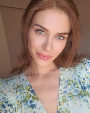 Gözde Mukavelat Instagram - Provaya doğru 💐💙😉 #newproject