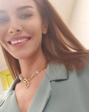 Gözde Mukavelat Instagram - Ne haliniz varsa, gülün 💙