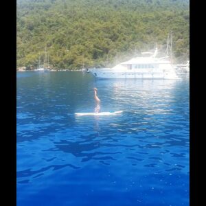 Gözde Mukavelat Instagram - Düz durmuyo değilim, benim dünyaya bakış açım farklı 🙄💙🦋🙈😂 NOT: 
Yalnız şu haraketi bu şekilde yapabilenlere büyük saygı duyarım 20. denememde falan anca bu kadar oldu 🙃 feci zor dalga da durmak.