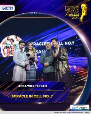 Graciella Abigail Instagram - Praise the Lord.. Pertama kali naik podium dapat piala 😁✨
Pasangan terbaik bareng bapak Dodo , Anak terbaik dan Ansambel terbaik @imaawards #IMMA2023 for #miracleincellno7 . Thank you to all team & judges for the appreciation ✨
.
Thank you to all family @falconpictures_ , ibu @er1ca , pak @hbnaveen , om Hanung @hanungbramantyo , alm. Om Nova, babeh Agus, om-om napi and all cast & crew #miracleincellno7 kesayangan ika semua ❤️✨
.
Terima kasih sudah selalu support Ika from that beginning sampai bisa dapat piala ini 😁🥰✨ We did it 🎉🥳
.
Terima kasih juga utk semua yg selalu dukung Grace, kakak2 #graciers @graciers.ofc @graciers_id , lope sekebon semuanya 🥰🌹