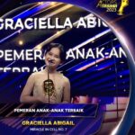Graciella Abigail Instagram - Praise the Lord.. Pertama kali naik podium dapat piala 😁✨ Pasangan terbaik bareng bapak Dodo , Anak terbaik dan Ansambel terbaik @imaawards #IMMA2023 for #miracleincellno7 . Thank you to all team & judges for the appreciation ✨ . Thank you to all family @falconpictures_ , ibu @er1ca , pak @hbnaveen , om Hanung @hanungbramantyo , alm. Om Nova, babeh Agus, om-om napi and all cast & crew #miracleincellno7 kesayangan ika semua ❤️✨ . Terima kasih sudah selalu support Ika from that beginning sampai bisa dapat piala ini 😁🥰✨ We did it 🎉🥳 . Terima kasih juga utk semua yg selalu dukung Grace, kakak2 #graciers @graciers.ofc @graciers_id , lope sekebon semuanya 🥰🌹