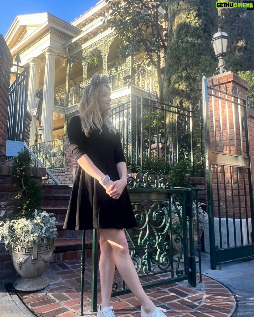 Greer Grammer Instagram - UM HI ITS OFFICIALLY ‘Halfway to Halloween’ and there is NO place I’d rather celebrate than at the haunted mansion 👻🎃 We all know how much I *LOVE* the holidays so when @disneyparks gave me the chance to celebrate in SPRING I couldn’t help but SCREAM! (ps don’t even get me started on how starstruck I was to see the right rope girl!!! 😍) (pss there’s actually nothing spookier than riding this ride with no one else on it 😬) #halfwaytohalloween #hostedbydisney