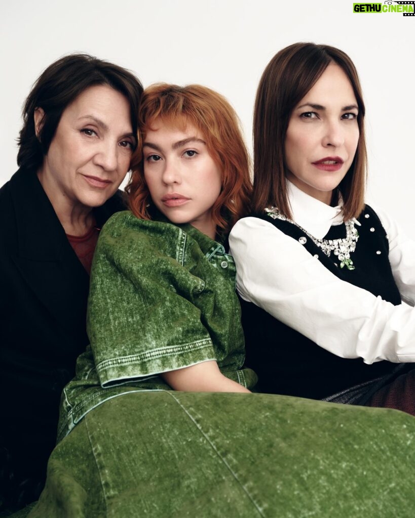 Greta Fernández Instagram - Afortunada de rodearme de estas dos mujeres a las que admiro @portimarti @p_a_u_l_a___o_r_t_i_z 🤍 Mañana estrenamos “Teresa” en los cines 🖤 @glamourspain by @javier_biosca