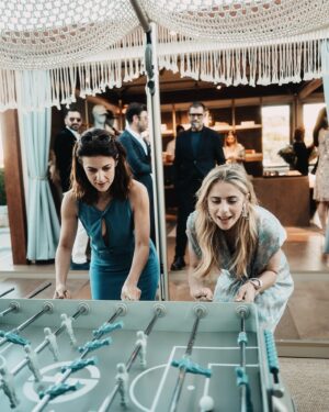 Greta Scarano Instagram - Grazie @giorgioarmani per questi giorni di spensieratezza 
Ps: più di tutto, grazie per averci fatto trovare il biliardino, io e @barbara_ronchi_ abbiamo davvero apprezzato 💙✨💙
Foto di @lucaspossiede #giorgioarmanimare