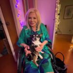 Greta Scarano Instagram - Voglio celebrare una persona eccezionale. Celebrare la sua sensibilità, la gentilezza della sua anima e la poesia con cui si esprimeva. La dolcezza con cui è entrata nella mia vita e la potenza delicata con cui c’è rimasta. Il suo amore per tutte le creature del mondo e la sua incredibile autoironia. Sono così felice che le nostre strade si siano incrociate, mia carissima Sandra 🌷