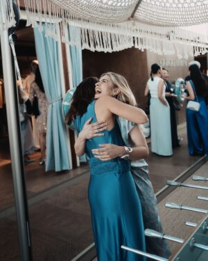 Greta Scarano Instagram - Grazie @giorgioarmani per questi giorni di spensieratezza 
Ps: più di tutto, grazie per averci fatto trovare il biliardino, io e @barbara_ronchi_ abbiamo davvero apprezzato 💙✨💙
Foto di @lucaspossiede #giorgioarmanimare