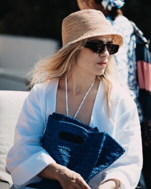 Greta Scarano Instagram - Grazie @giorgioarmani per questi giorni di spensieratezza 
Ps: più di tutto, grazie per averci fatto trovare il biliardino, io e @barbara_ronchi_ abbiamo davvero apprezzato 💙✨💙
Foto di @lucaspossiede #giorgioarmanimare