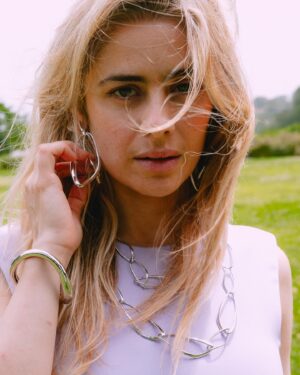Greta Scarano Instagram - Grazie @pianegonda.jewelry per questi due giorni di natura e bellezza 🍃🌷🍃
#pianegondajewelry 
#ad