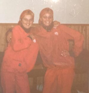 Gry Forssell Instagram - Imperiet på Skeppsholmen 1986 blev starten på en livslång vänskap och det är helt overkligt att hon fyller 50år. Detta ska firas med seger i det jag envisas med att kalla Delfinen, allsång med Markoolio och villafest med våra bästa och äldsta vänner. ❤️🥳 TUTA 🎺🎺 Fjällis fyller 50!! 🙌🏼
