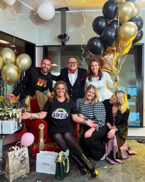 Gry Forssell Instagram - Oj vilken härlig morgon när vi firat Grys 50-årsdag!! Så många fina vänner som överraskat i studion och så många fina hälsningar som skickats in. Åter igen, grattisgrattisgrattis @gryforssell !! 🥰❤️

Kika i vår ”Gry 50” highligt om ni vill se mer från dagen! Ni kan även lyssna en gång till på dagens program via länken i bio 🎉🥂