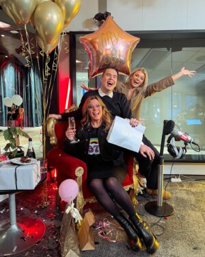 Gry Forssell Instagram - Oj vilken härlig morgon när vi firat Grys 50-årsdag!! Så många fina vänner som överraskat i studion och så många fina hälsningar som skickats in. Åter igen, grattisgrattisgrattis @gryforssell !! 🥰❤️

Kika i vår ”Gry 50” highligt om ni vill se mer från dagen! Ni kan även lyssna en gång till på dagens program via länken i bio 🎉🥂